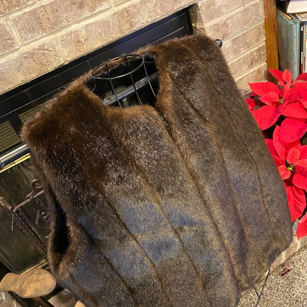 Donna Salyer's Faux fur brown vest - Picture 3 of 11